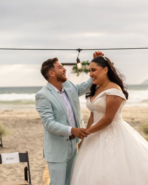 Pareja de novios bailando en una boda en la playa