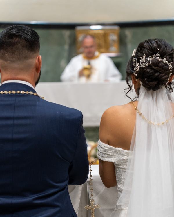 Novios frente al altar durante una ceremonia religiosa