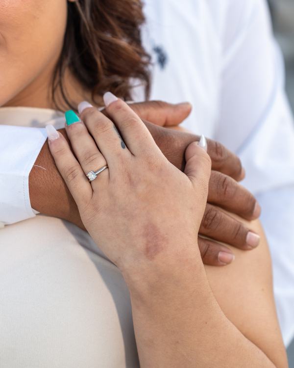 Manos de una pareja mostrando el anillo de compromiso