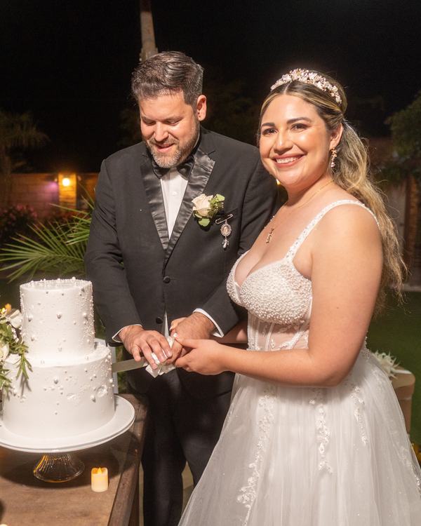 Novios cortando el pastel en la recepción